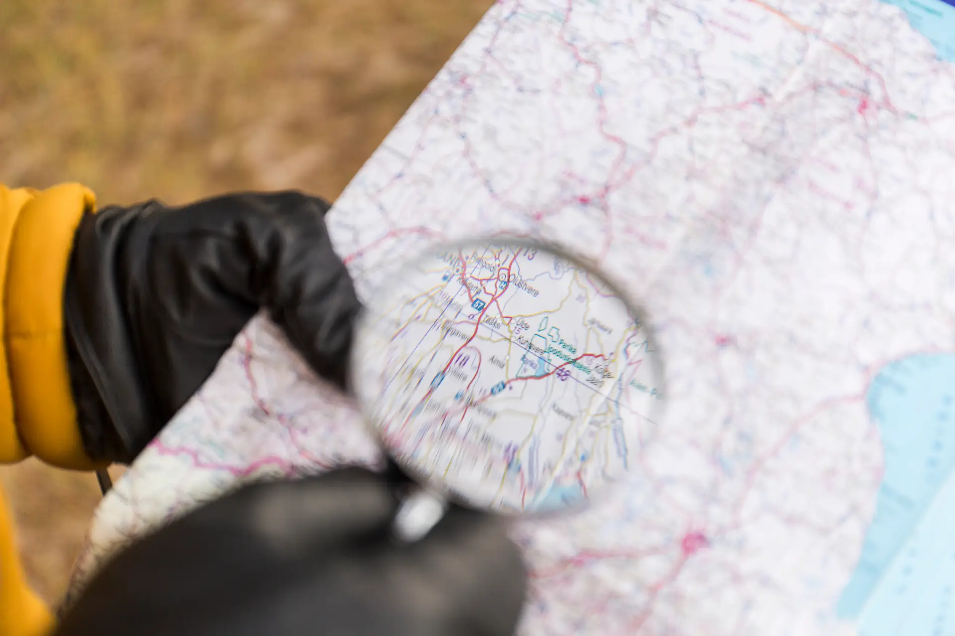 Detektyw analizujący trasę skradzionego pojazdu