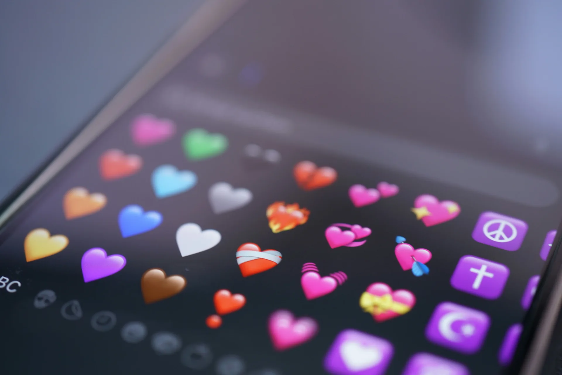 Ekran smartfona z emotikonami serc – miłość przez internet i oszustwa matrymonialne